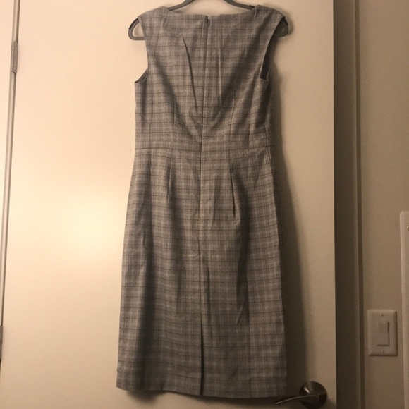 DONATING TODAY 2/7!  NWOT Ann Taylor Plaid Sheath Dress Gray 6T - Picture 3 of 7